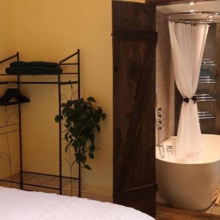 Room With Luxury Private Bathroom & Independent Entrance Near Tube Londen Buitenkant foto