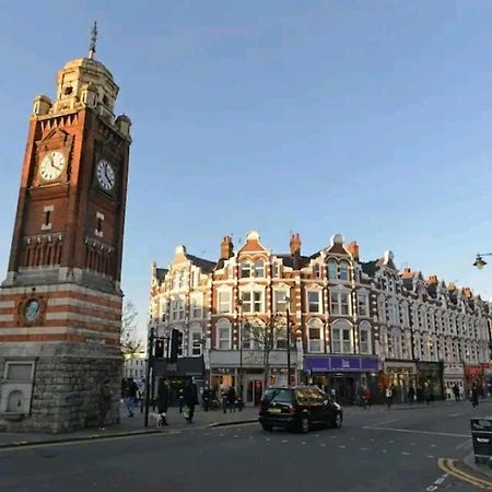 Room With Luxury Private Bathroom & Independent Entrance Near Tube Londen Buitenkant foto