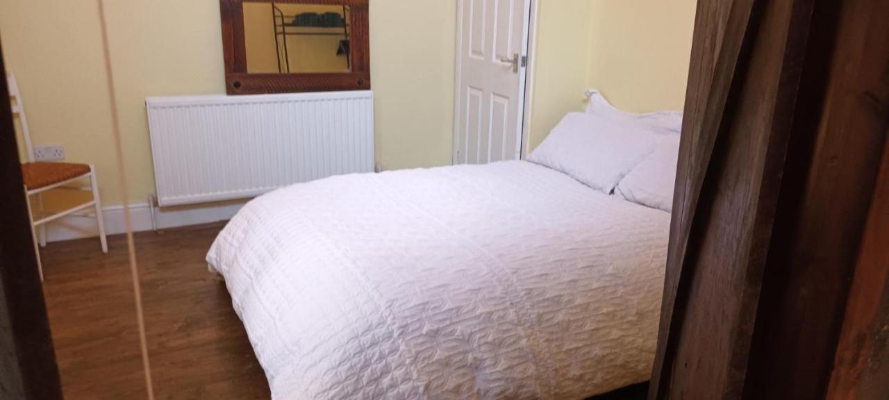 Room With Luxury Private Bathroom & Independent Entrance Near Tube Londen Buitenkant foto