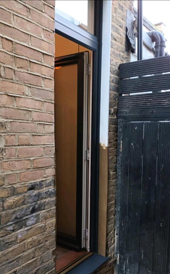 Room With Luxury Private Bathroom & Independent Entrance Near Tube Londen Buitenkant foto