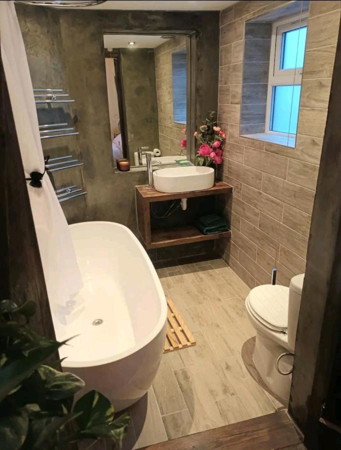 Room With Luxury Private Bathroom & Independent Entrance Near Tube Londen Buitenkant foto