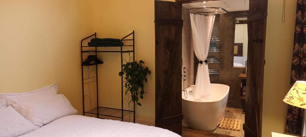 Room With Luxury Private Bathroom & Independent Entrance Near Tube Londen Buitenkant foto