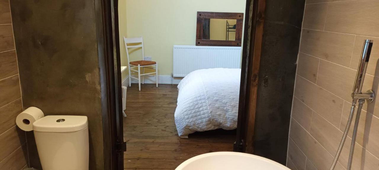 Room With Luxury Private Bathroom & Independent Entrance Near Tube Londen Buitenkant foto