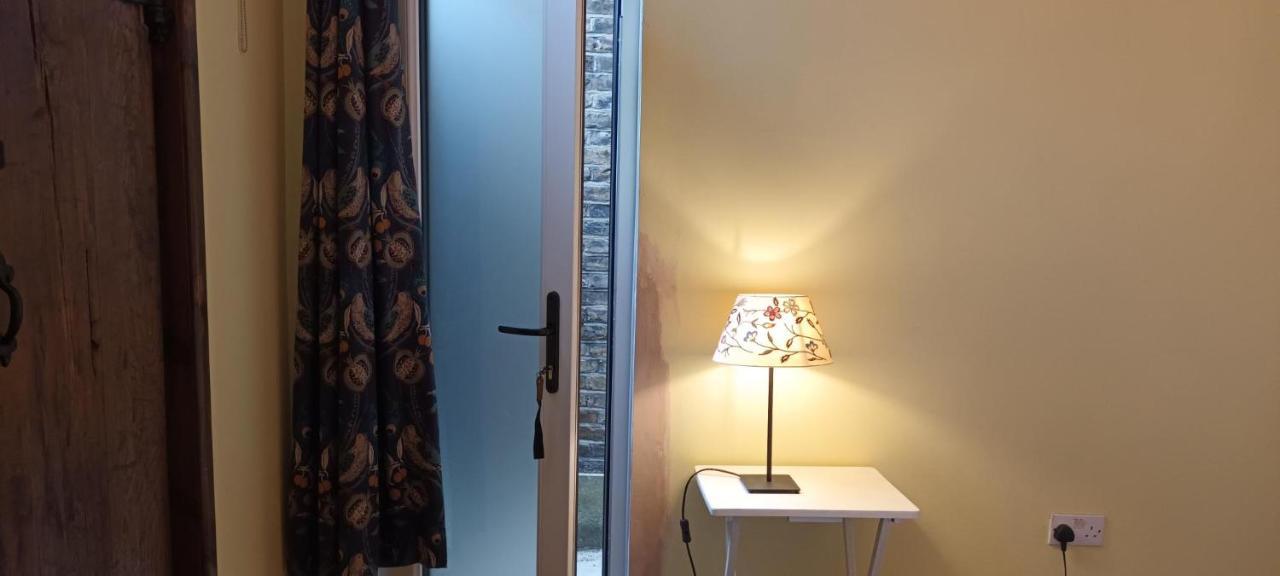 Room With Luxury Private Bathroom & Independent Entrance Near Tube Londen Buitenkant foto