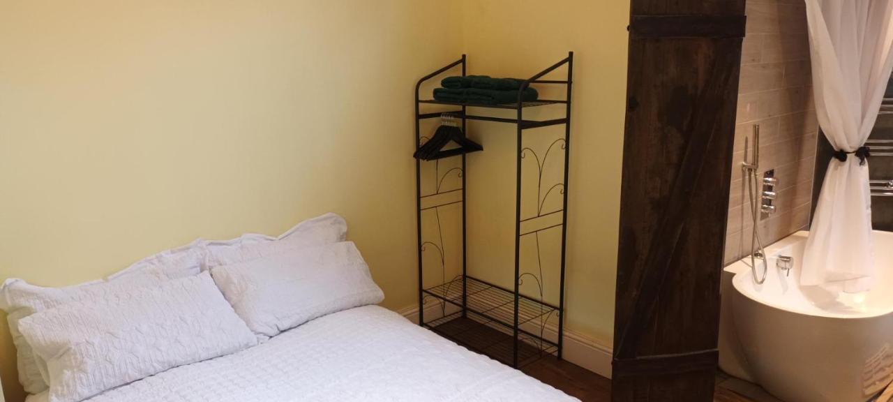 Room With Luxury Private Bathroom & Independent Entrance Near Tube Londen Buitenkant foto