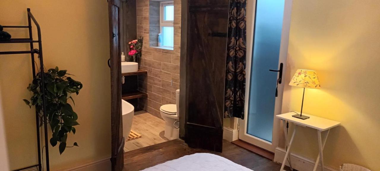 Room With Luxury Private Bathroom & Independent Entrance Near Tube Londen Buitenkant foto