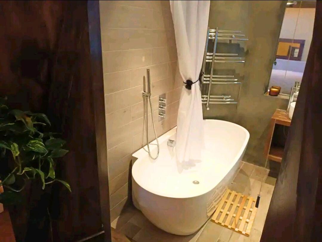 Room With Luxury Private Bathroom & Independent Entrance Near Tube Londen Buitenkant foto